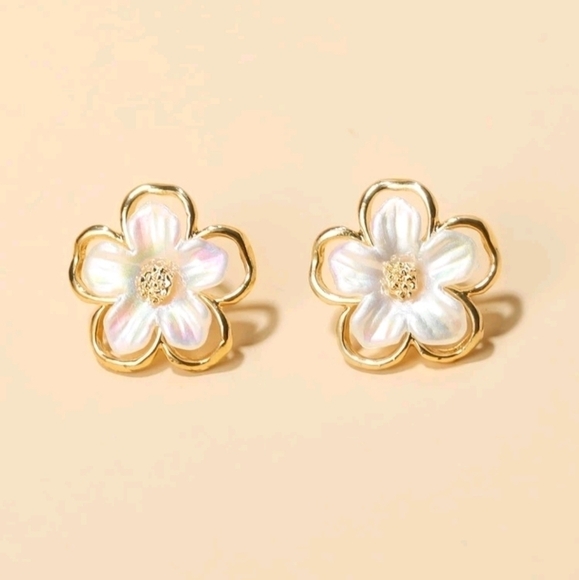 💖 2/$30 White & gold stud Daisy flower iridescent small boho statement earrings - Picture 3 of 12